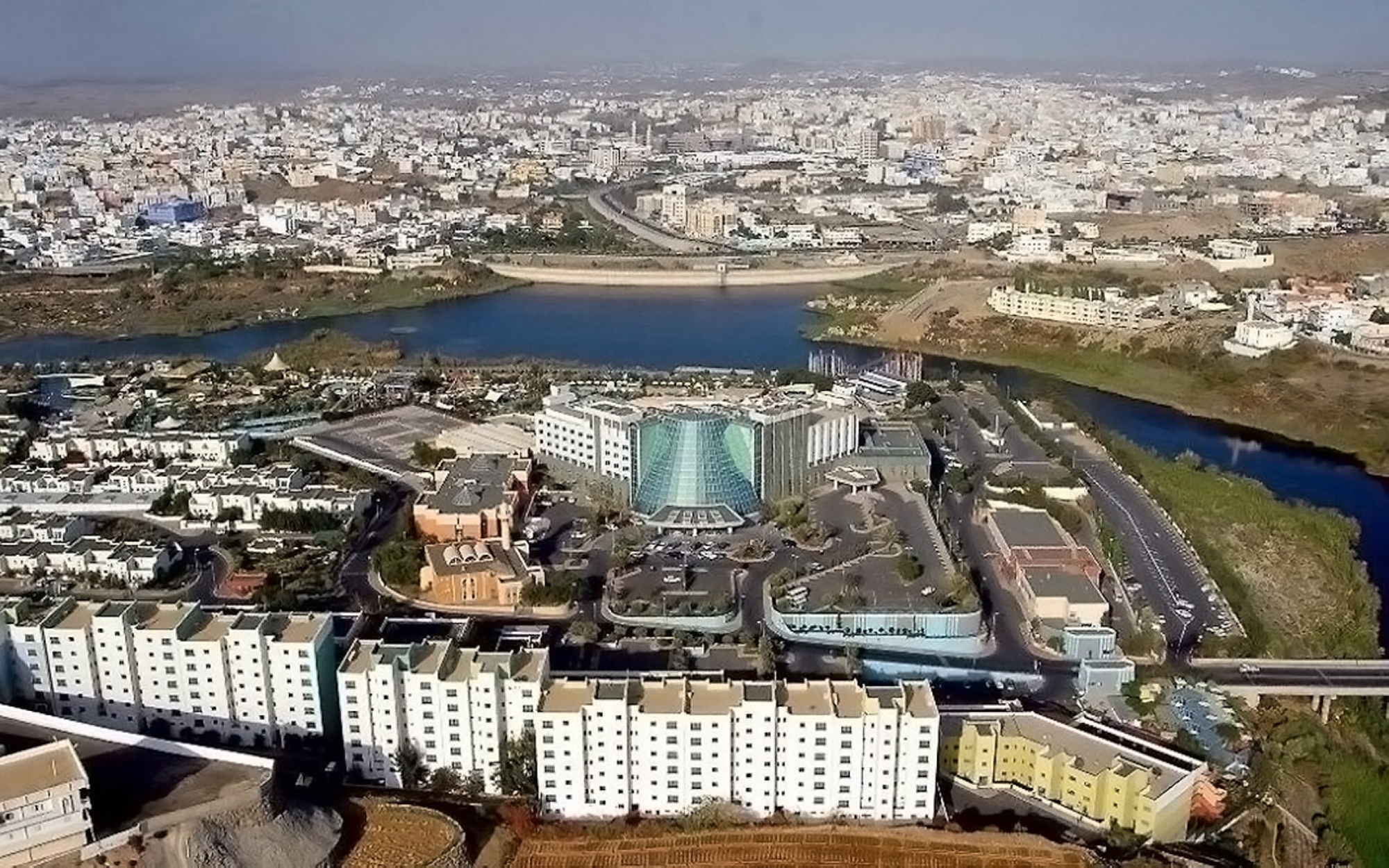 عسير الحديثة — مطار وخدمات ومنتزهات