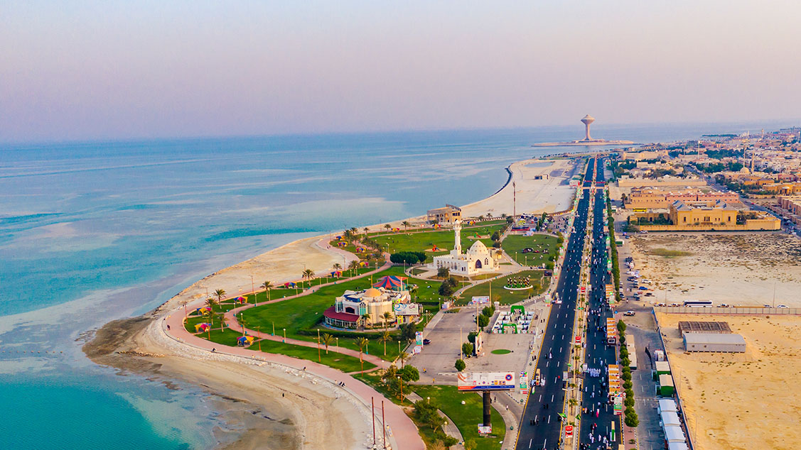 خليج نصف القمر — شواطئ وأنشطة